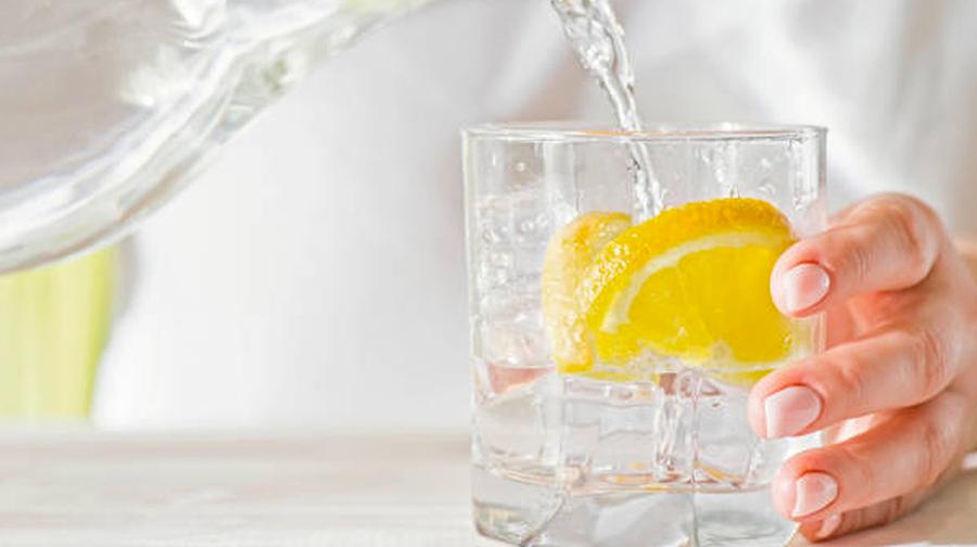 Acqua e limone al mattino: a cosa serve davvero?